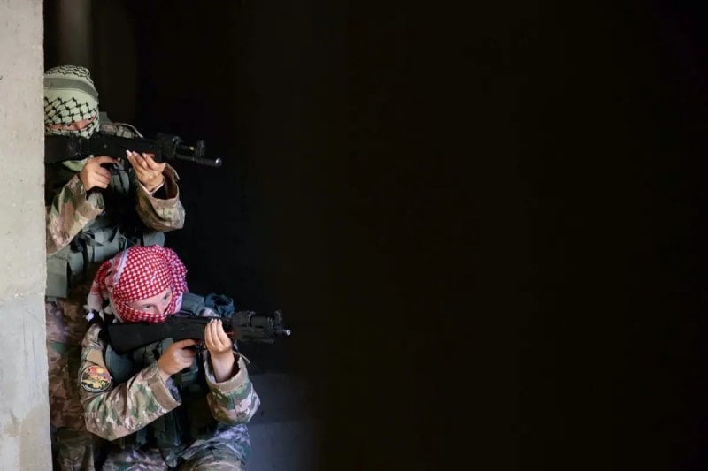 هل سمعتم عن “الوحدة الحمراء”؟ مقاتلات يُقلّدن أساليب حماس وحزب الله