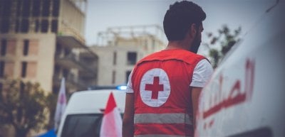 بعد انهيار مبنى القبة… الصليب الأحمر ينتشل امرأة حيّة