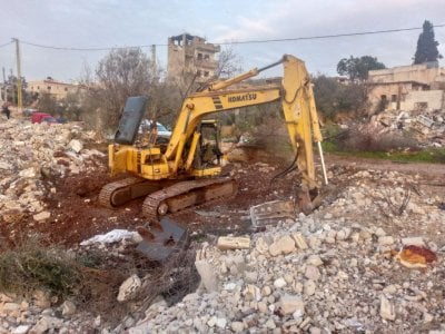 في ساعات الصباح الأولى... استهداف حفّارة بعبوات متفجرة في بليدا (فيديو وصور)