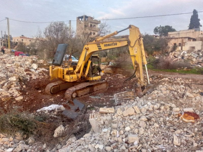 في ساعات الصباح الأولى... استهداف حفّارة بعبوات متفجرة في بليدا (فيديو وصور)
