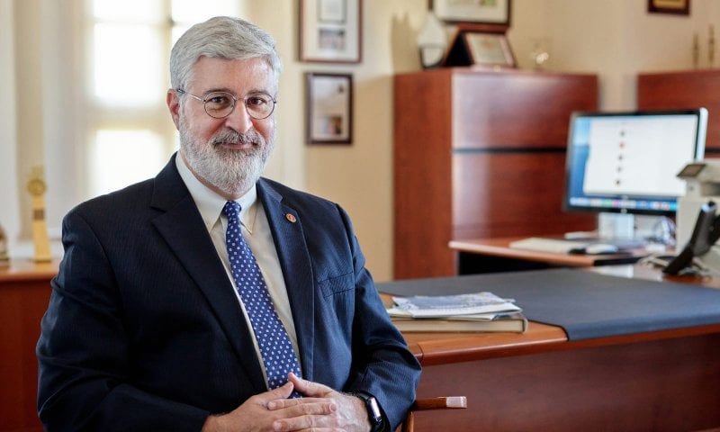 طبيب لبناني يلمع عالميًا… فضلو خوري بين أقوى 100 شخصية في علم الأورام