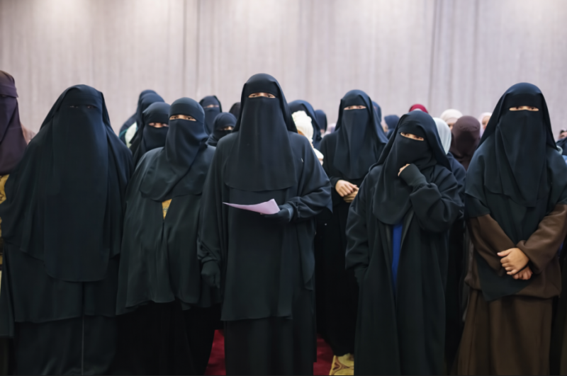 وقفة نسائية تواكب إضراب السجناء... ماذا ينتظر ملف الموقوفين الإسلاميين؟ 
