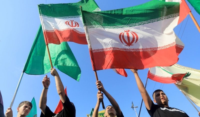 ليس هجومًا شاملًا… خبراء يرجّحون حصارًا أميركيًا لإيران