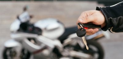 صيدا تحت المجهر الأمني… عشرات الدراجات المسروقة داخل مستودع (فيديو)