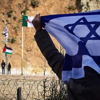 استفزاز للجزائر… رفع علم إسرائيل يشعل موجة استنكار في المغرب (فيديو)