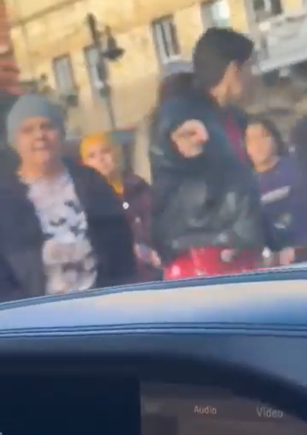 مشهد صادم من مدينة بقاعية...هجوم نسائي بالسكاكين ! (فيديو)
