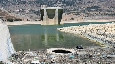 موت القرعون.. المجارير تبتلع البحيرة
