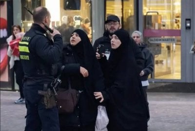 شرطي يعتدي على سيدتين محجبتين… فيديو صادم يفجّر غضب الشارع الهولندي