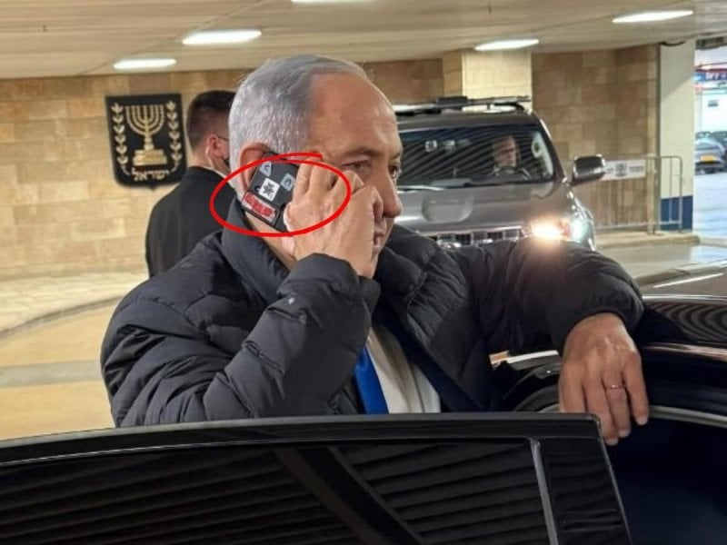 "عملٌ جيّد يا حنظلة": نتنياهو يغطي كاميرا هاتفه ويُشعل جدلاً واسعاً في العالم العربي (صورة)