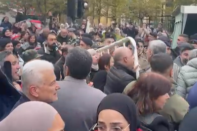 تدافع واعتداءات في محيط المجلس النيابي... الشارع يغلي وتهديدٌ بالتصعيد! (فيديو)
