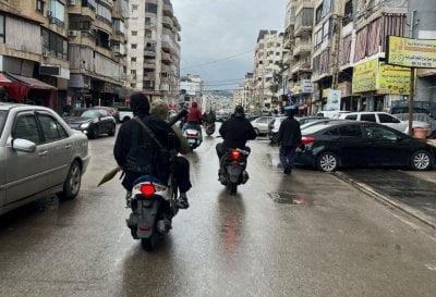 قطعوا الطريق على سيارة المرأة وحطموها… الرصاص والقذائف ترعب الضاحية الجنوبية! (فيديو)