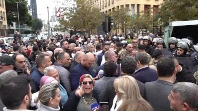 سيارة نائب تدهس قدم متظاهرة… ثم يتدخّل لنقلها!
