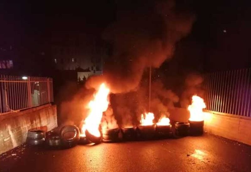 من محيط البرلمان إلى الشارع… "غضب العسكريين" يشلّ الطرقات (فيديو)