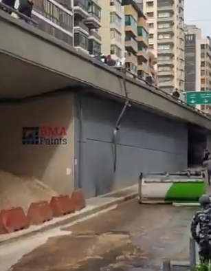 الشارع ينجو من كارثة… إنقلاب صهريج مازوت على جسر سليم سلام (فيديو)