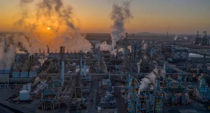 تفاؤل ترامب حيال إيران يضغط على السوق… أسعار النفط تتراجع