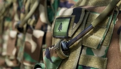 ملاحقة المخلّين بالأمن تتواصل… دهم منزل مطلوب وضبط سلاح