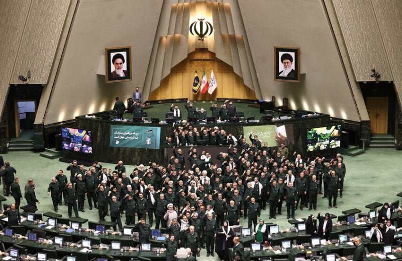 رسالة من البرلمان الإيراني... نواب يهتفون "الموت لأمريكا والموت لإسرائيل"