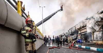 بعد استنفار واسع... فرق الإطفاء تخمد حريقًا كبيرًا في قلب طهران