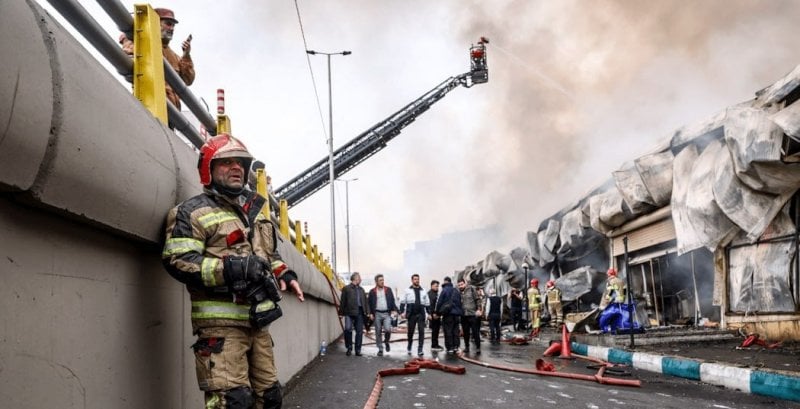 بعد استنفار واسع... فرق الإطفاء تخمد حريقًا كبيرًا في قلب طهران