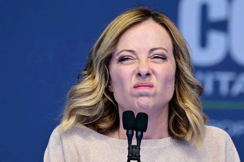 "لا أبدو ملاكاً"... جدارية قرب مقر الحكومة تُشعل نقاشًا حول ميلوني