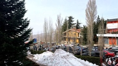 وعود بلدية كفردبيان تتبخّر… فيديو يوثّق شللًا مروريًا مخزيًا!
