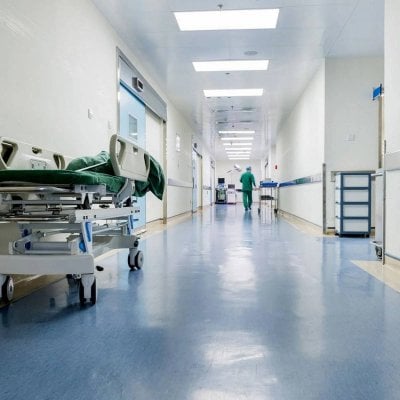 القطاع الصحي في دائرة الخطر… شجب واسع لتهديد مستشفى صلاح غندور