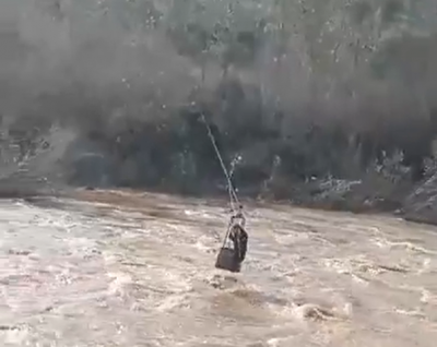 مشهد صادم على الحدود الشمالية: “تلفريك” للتهريب فوق النهر الكبير! (فيديو)