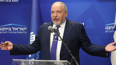 هجوم داخلي لاذع… ليبرمان يصف نتنياهو بـ