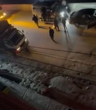 كمين مسلح يهدّد ركاب فان… استعراض قوة وذعر على الطريق (فيديو)