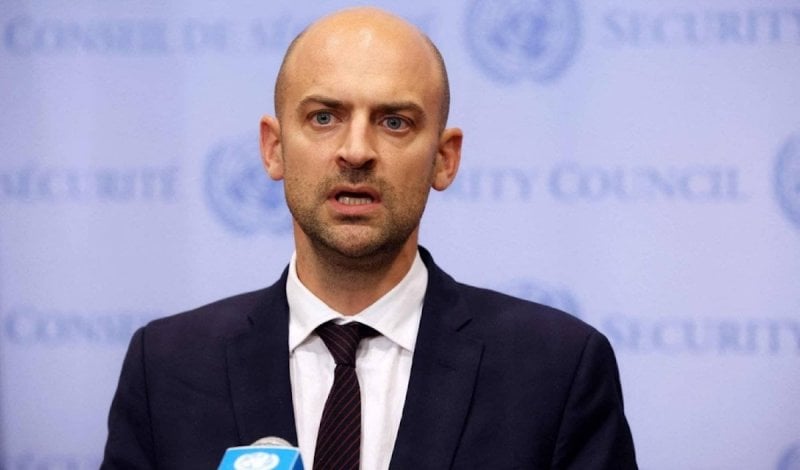 قبيل وصوله إلى بيروت… بارو: دعم الجيش اللبناني أولوية لاستكمال نزع سلاح حزب الله