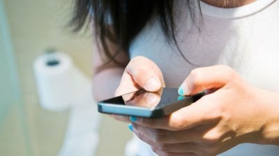 الهاتف الذكي.. عزلة رقمية داخل البيت الواحد