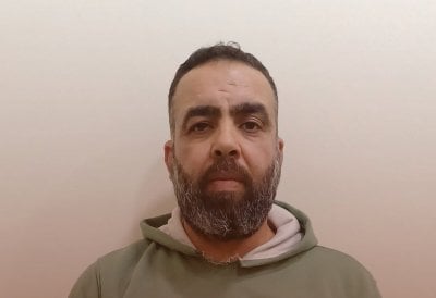 ينتحل صفة أمنية ويسلب المواطنين… 