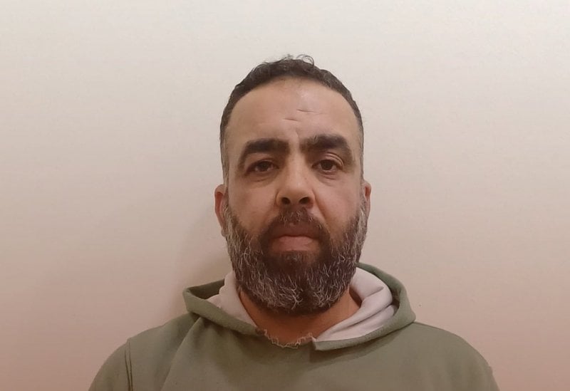 ينتحل صفة أمنية ويسلب المواطنين… 