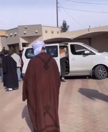 بعد إنهاء الإجراءات… عائلة القذافي تتسلّم جثمان سيف الإسلام (فيديو)