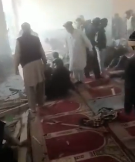 تفجير انتحاري يهزّ باكستان… عشرات القتلى والجرحى داخل مسجد (فيديو)