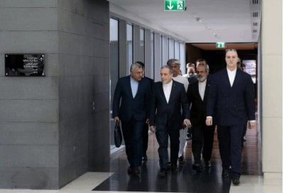 الوفد الإيراني برئاسة عراقجي يصل إلى مقر المفاوضات في عُمان