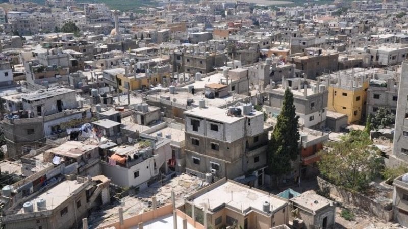 جريح "الصدفة"... خلاف ثأري يرعب أهالي مخيم عين الحلوة!
