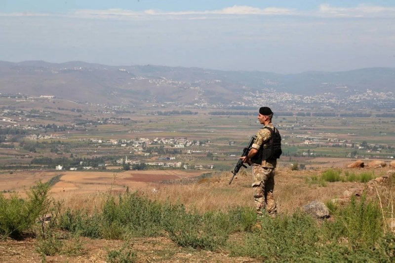 رسائل واشنطن وباريس تُربك بيروت.. الجيش أولاً والسلاح على الطاولة