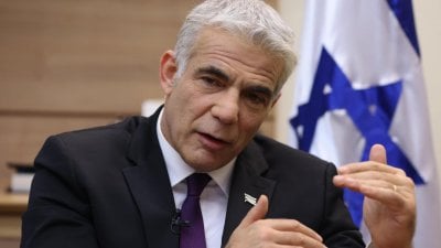 تحقيقٌ معطّل وأمن مهدّد… لابيد يتهم نتنياهو بـ