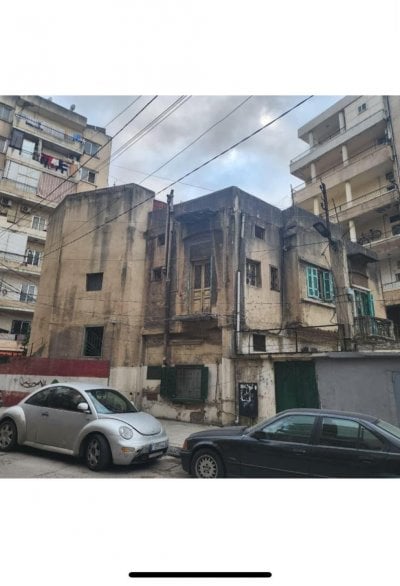 تحرّك عاجل في طرابلس… البلدية تُخلي منزلًا وسيدة ترفض المغادرة