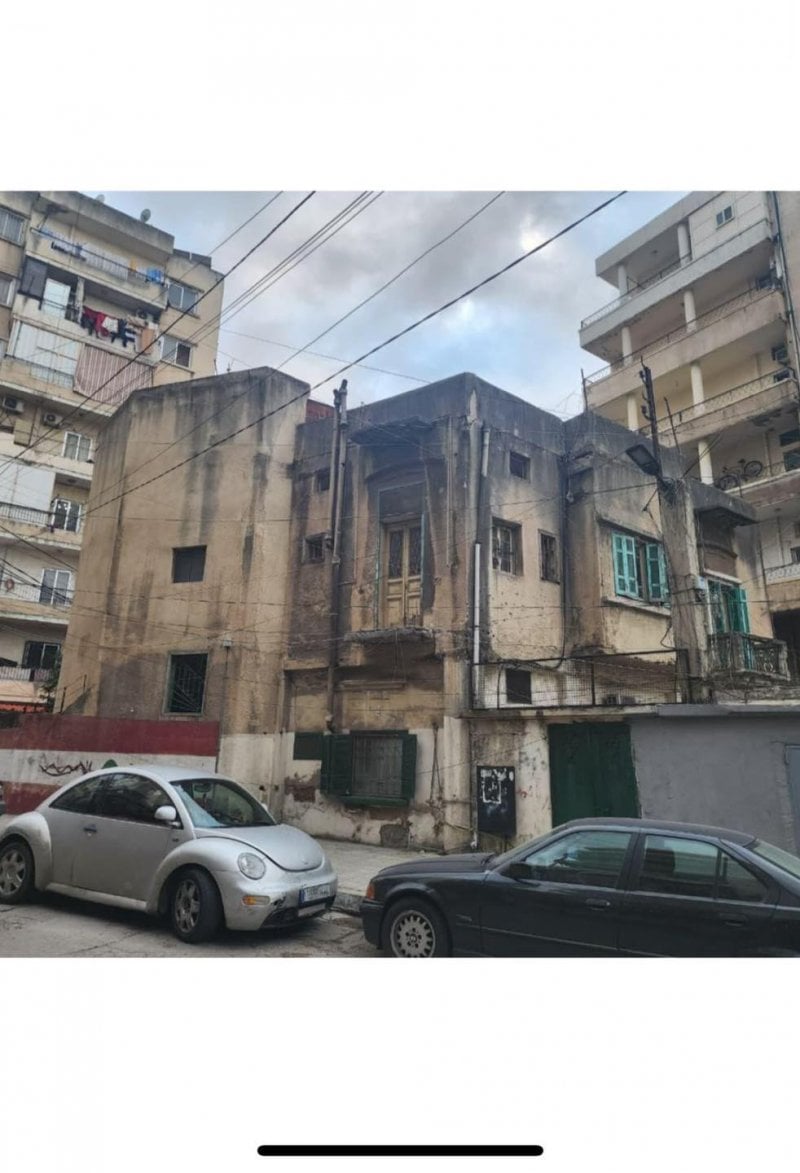 تحرّك عاجل في طرابلس… البلدية تُخلي منزلًا وسيدة ترفض المغادرة