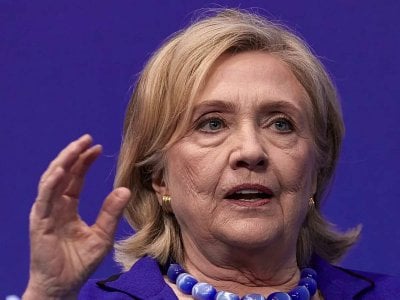 إبستين يفتح دفاتر الماضي… علاقة هيلاري كلينتون بفوستر تحت الضوء