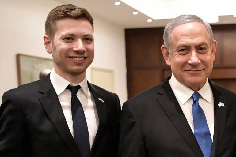 حادثة محرجة تهزّ إسرائيل… نجل نتنياهو يعتدي عليه بالضرب