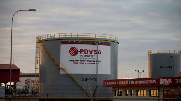 نفط فنزويلا يعود إلى الواجهة... زيارة أميركية مرتقبة وحوار حول الإدارة