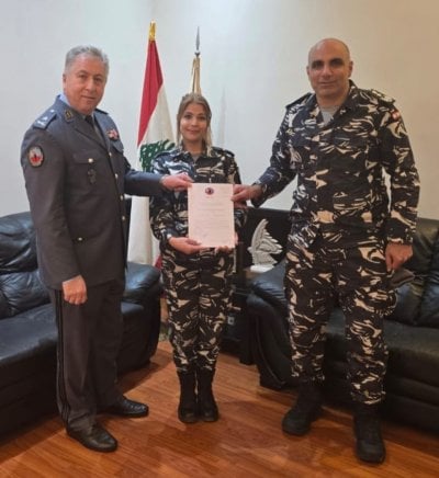 تكريم استثنائي في المطار لعنصر من قوى الأمن الداخلي بعد واقعة لافتة (صور)