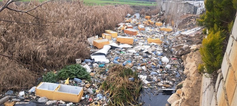 نهر يُغتال بالبرّادات: جريمة بيئية موصوفة في نهر الغزيل (فيديو)
