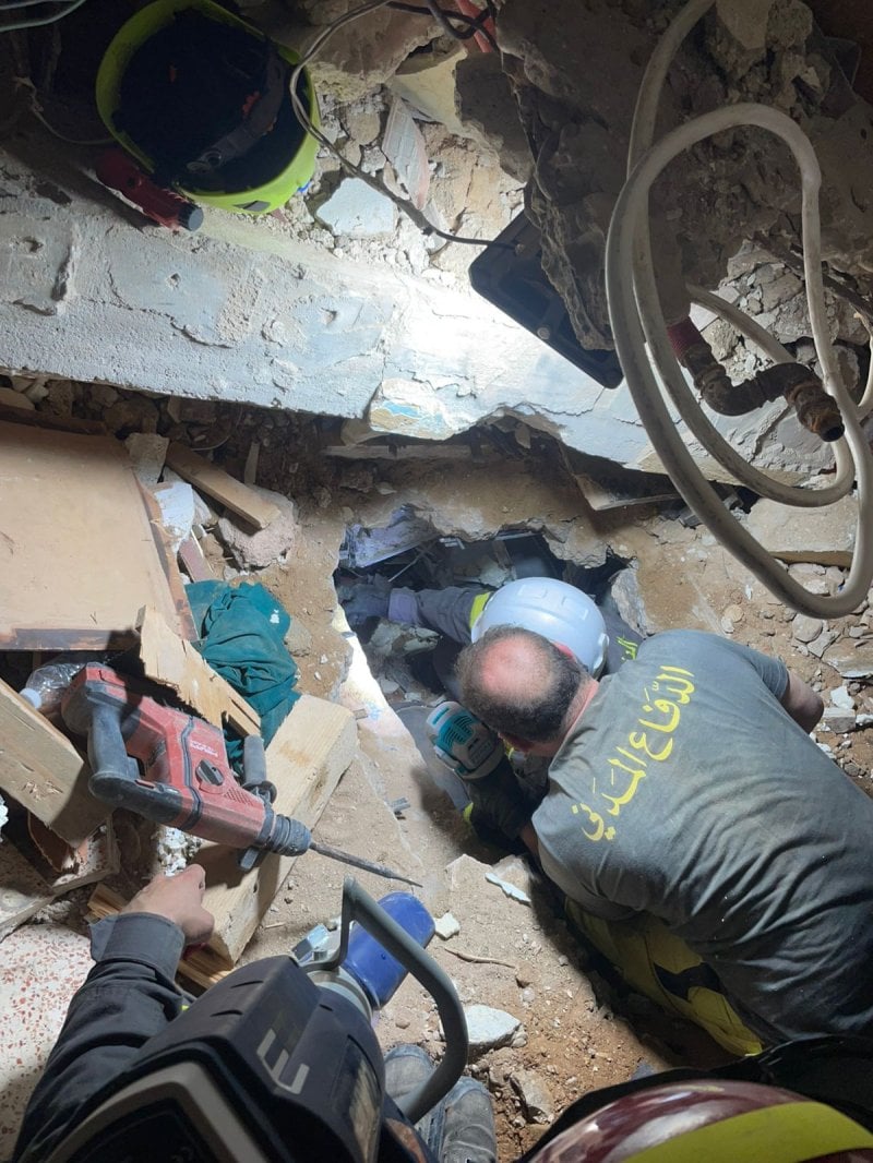 توقّف عمليات البحث… وانتشال جثة سيدة من تحت أنقاض مبنى طرابلس (صور وفيديو )