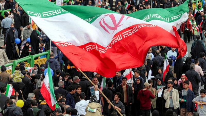 "خطأ فادح" على الهواء… شعار ضد خامنئي يطيح بمدير تلفزيون إيراني