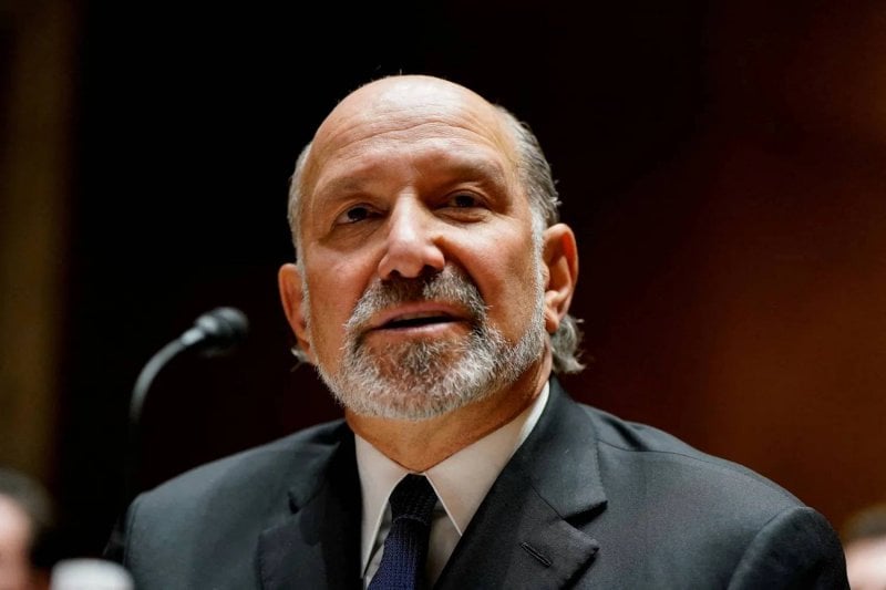 بعد جدل واسع... وزير التجارة الأميركي يكشف علاقته بإبستين