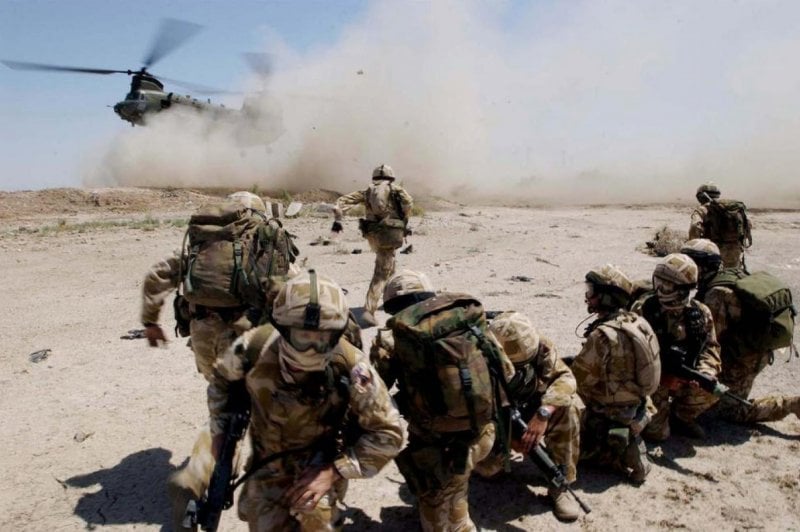 جنود بريطانيون يتدرّبون على حرب محتملة مع روسيا في ميدان يحاكي أوكرانيا